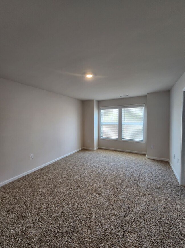 Building Photo - **6 Month Lease** Hendersonville Rental!