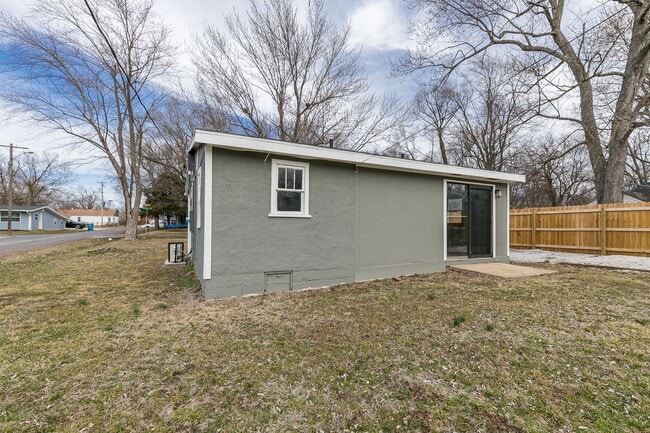 Building Photo - 2 Bedroom 1 Bathroom Home Located within w...