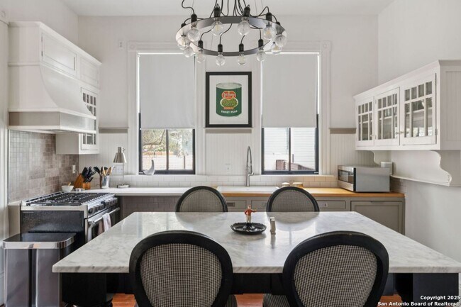Building Photo - HISTORIC CHARM IN KING WILLIAM