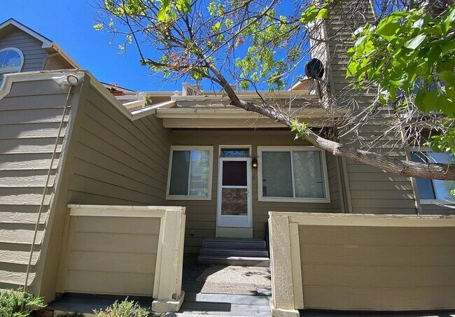 Building Photo - 1 Bed 1.5 Bath Townhome in Aurora!
