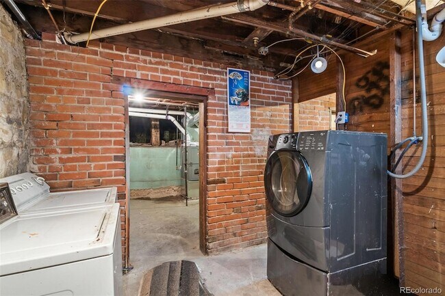 Building Photo - 928 N Corona St