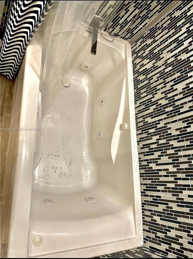 Building Photo - 2233 SE 13th St