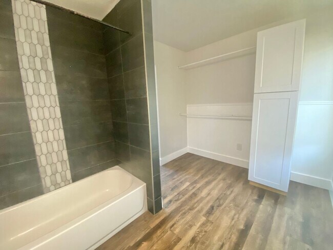 Building Photo - Pre- leasing now for 3/2 home near Maxey Park and Covenant Hospital