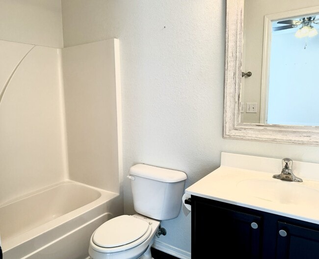 Building Photo - Updated Townhome in University Park!