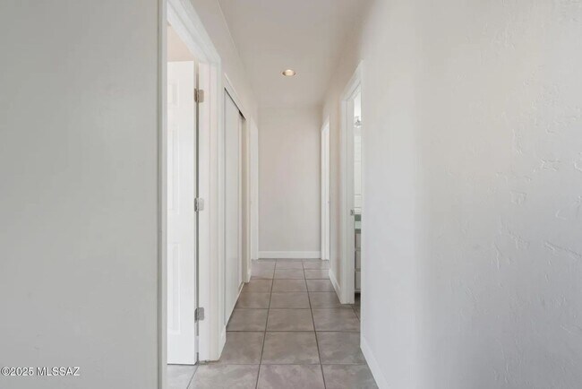 Building Photo - 2862 N Tyndall Ave