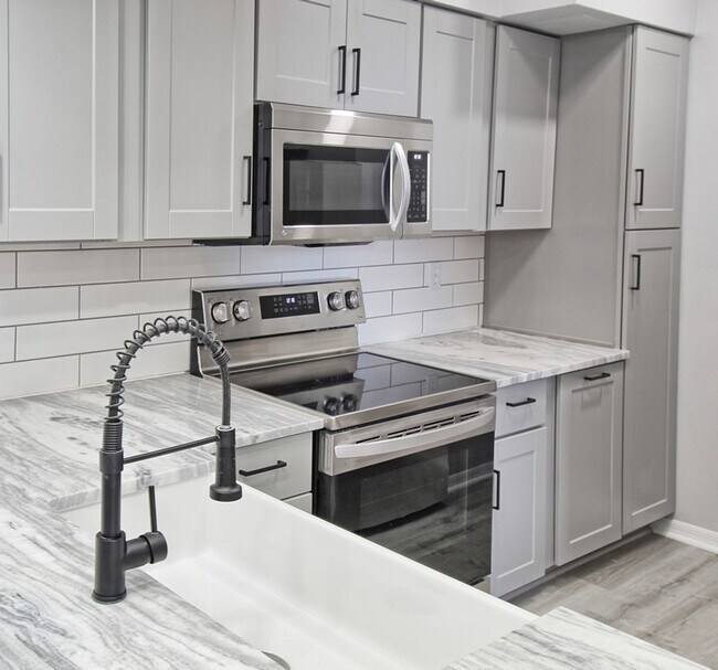 Building Photo - New Remodel! Gorgeous 2 Bedroom Condo! Amazing Location!