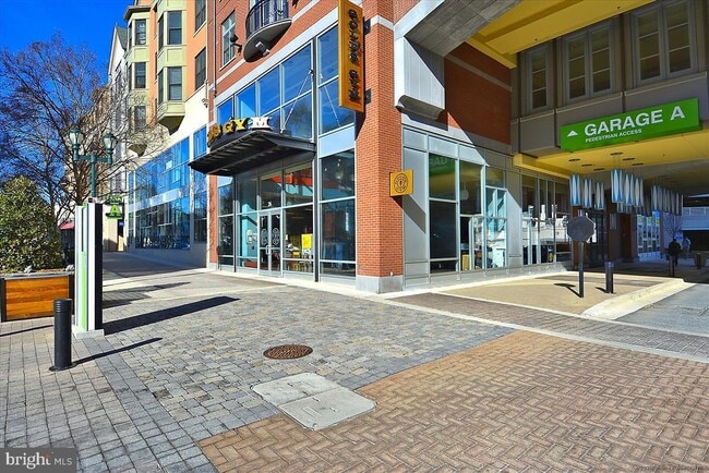 Building Photo - 4 Monroe St