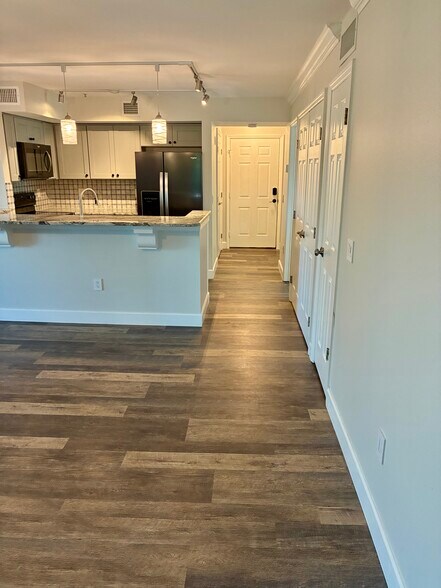 Building Photo - 2400 Feather Sound Dr