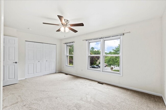 Building Photo - Charming 3-Level Townhome
