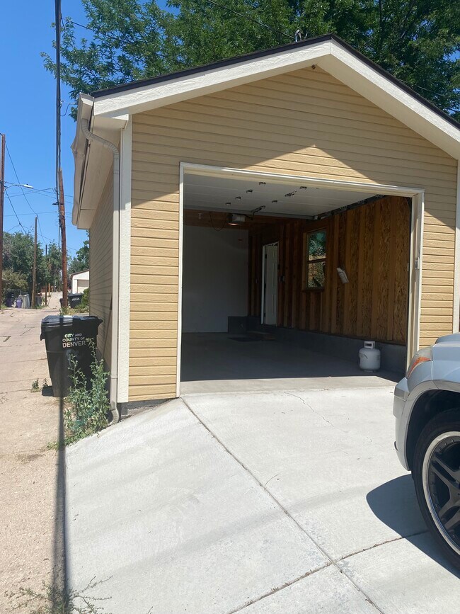 Building Photo - 1491 S York St