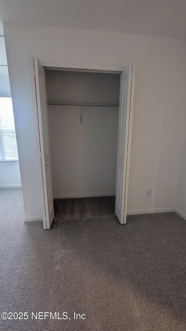 Building Photo - 550 Holly Lks Dr