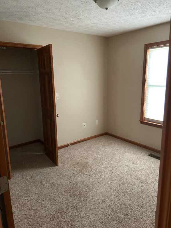 Building Photo - 2439 Meadowpoint Dr