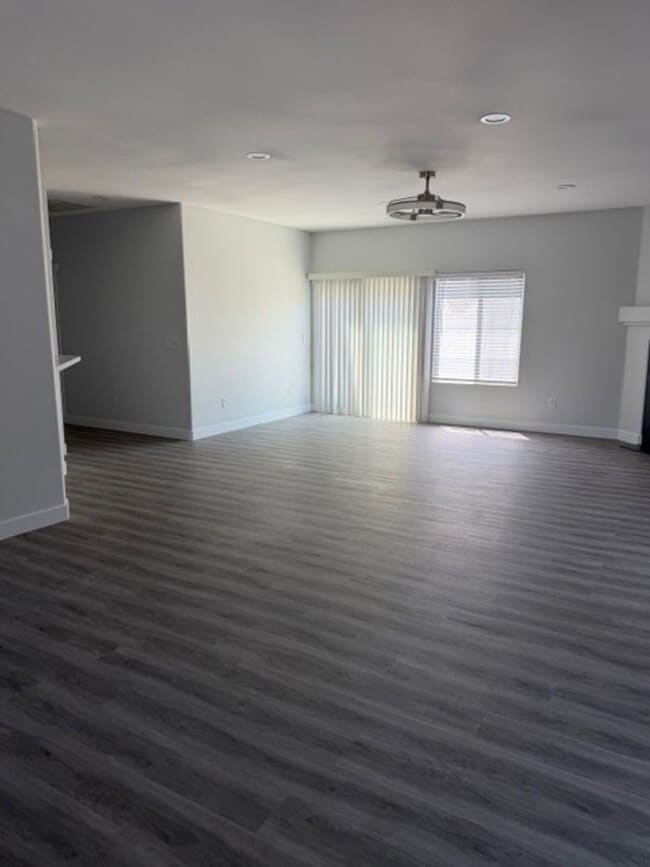 Building Photo - 1071 Village Knoll Dr