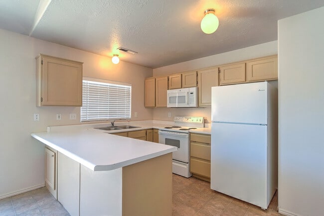 Building Photo - 3 Bedroom 2 bathroom home located near the...