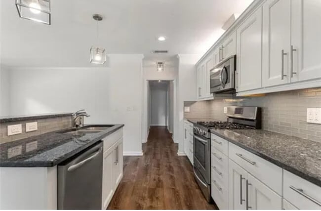Building Photo - 755 Oleander Dr SE