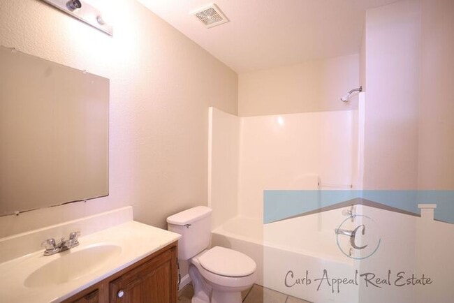 Building Photo - First month move in special $700!! Renovat...