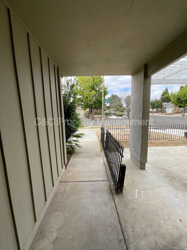 Building Photo - 3872 Tiverton Dr