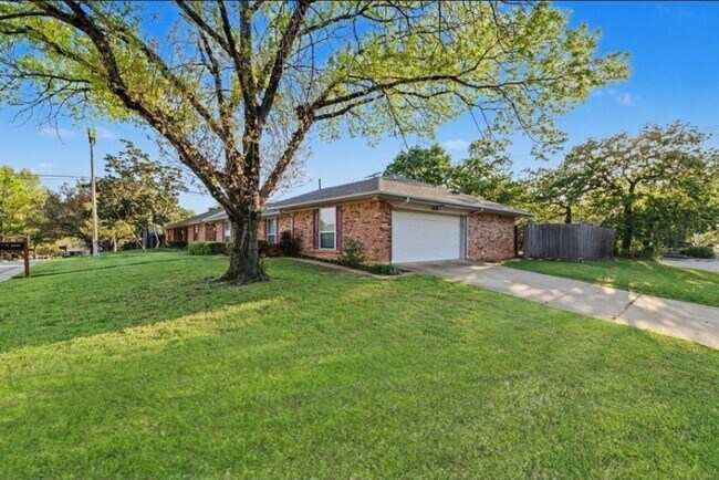 Building Photo - 4900 Ridgeline Dr