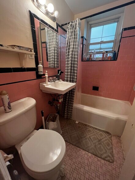 Building Photo - 1559 Beacon St
