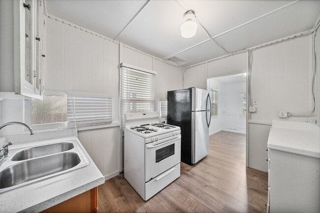 Building Photo - North Park - Detached Bungalow 1 bed / 1 b...