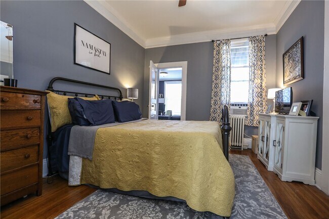 Building Photo - 872 University Ave