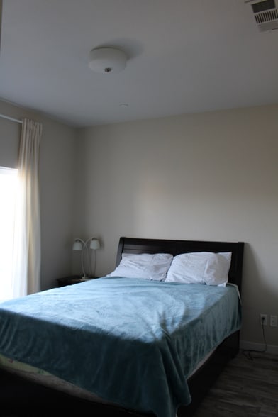 Building Photo - 49 Lake House Ct