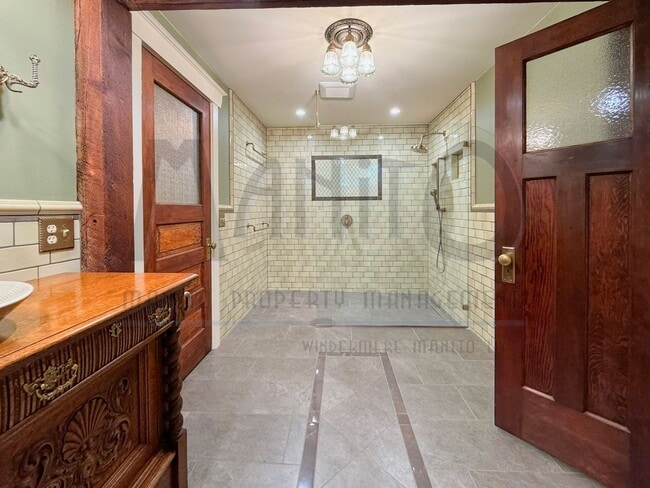 Building Photo - South Hill Swank