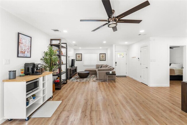 Building Photo - 1211 Sahara Ave