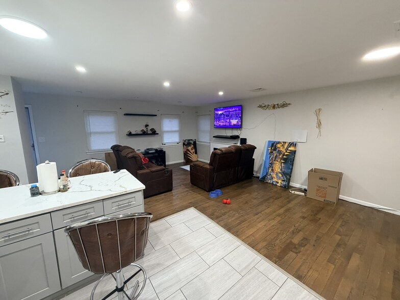 Building Photo - 10 Dunstan Dr