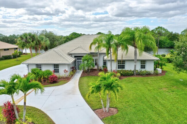 Building Photo - 8028 Plantation Lakes Dr