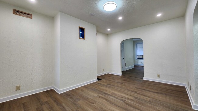Building Photo - 121 Bausman St