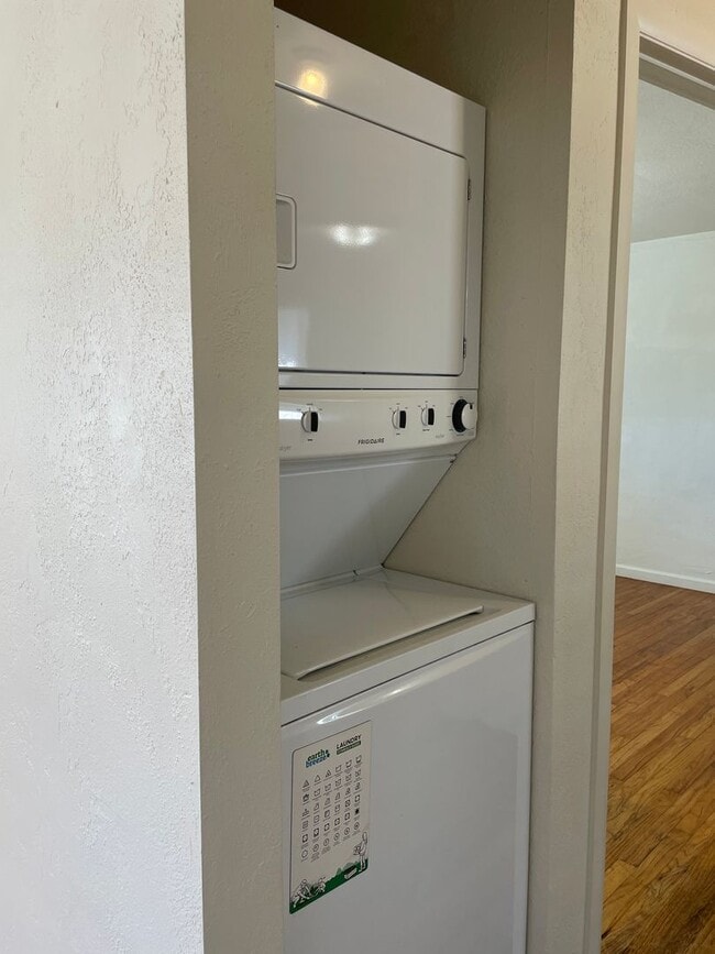 Building Photo - Nice 2 Bedroom 1 Bath Front Duplex-Parking and a Garage with Remote for Easy Access