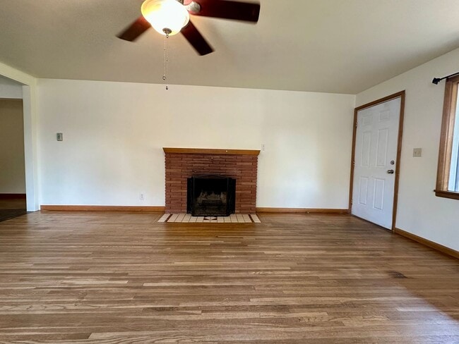 Building Photo - Spacious 3 Bedroom/1.5 Bath with a Bonus Room