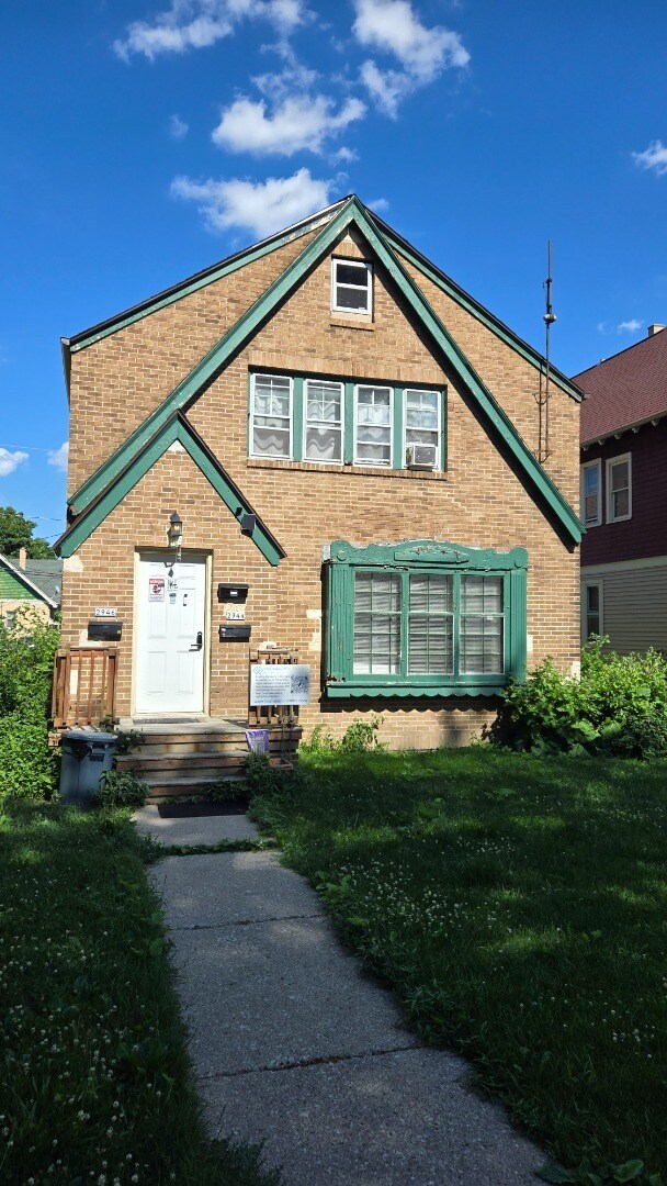 Building Photo - Renovated 3BR/1.5BA | 1,200 Sq Ft | Pet Friendly | Off-Street Parking | Available