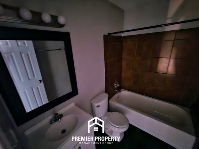 Building Photo - 3006 New London