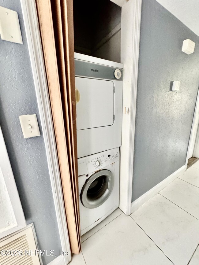 Building Photo - 5415 Lori Dr S