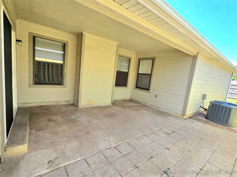 Building Photo - 10819 E 14th Ct