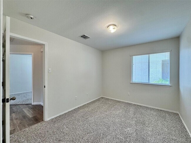 Building Photo - 916 Gentry Dr