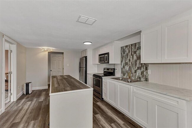 Building Photo - 304 San Carlos Ave