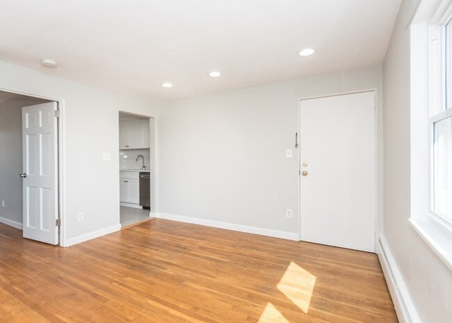 Building Photo - 182 1/2 River St