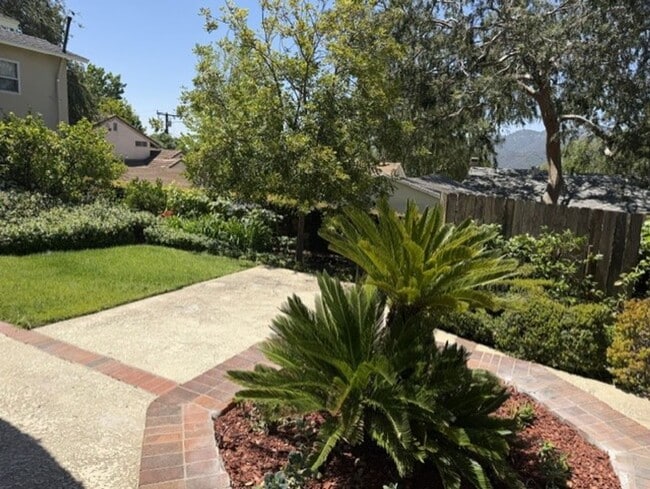 Building Photo - Spacious & Charming 3 Bedroom and a Den Home with Beautiful Updates