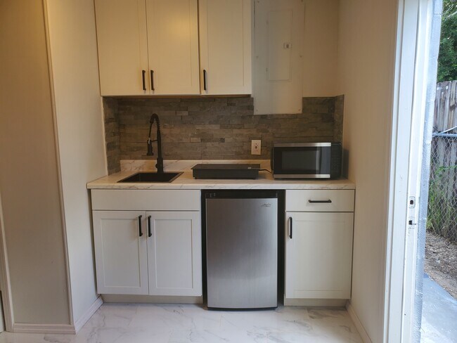 Building Photo - 3330 Rosefield Dr