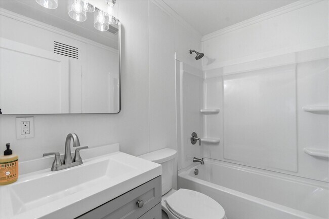 Building Photo - 2029 Ferdon Rd