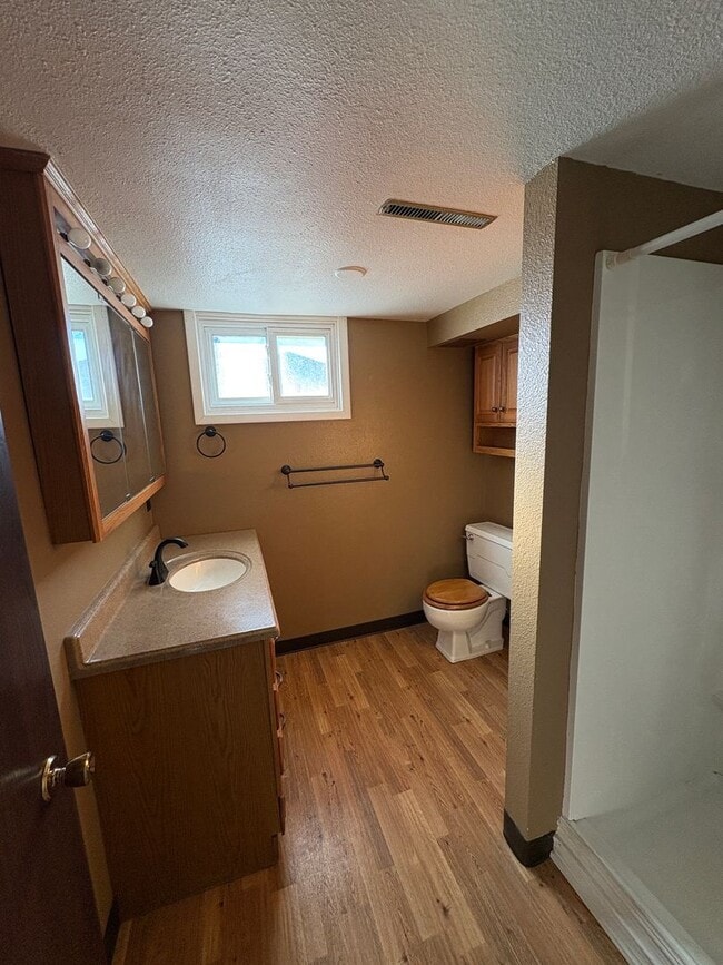 Building Photo - 3 bedroom 2 bathroom house