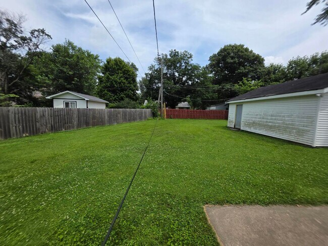 Building Photo - 3BR/2BA/2CarGarage Only A Few Minutes From Everything! Ask About Our Move-In Special!