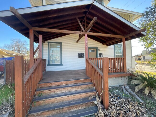 Building Photo - 102 Bailey Ave
