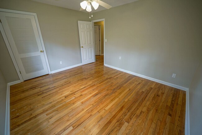 Building Photo - Sublease: Available 7/22/25 Beautiful 4/2 ...