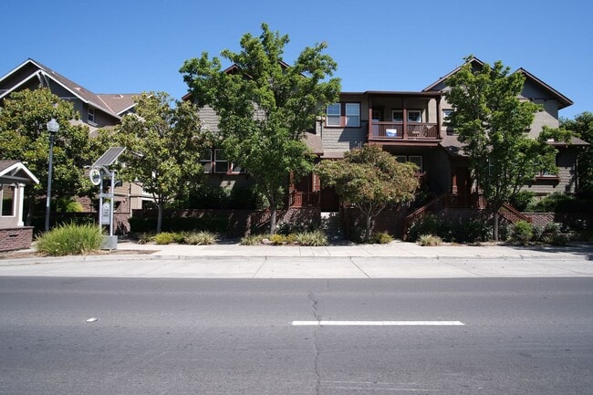 Building Photo - NOW AVAILABLE- NEW PRICE! Spacious 3-Bed, ...