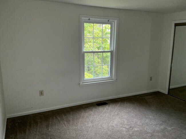 Building Photo - Beautiful 4BR 2.5BA corner lot Colonial wi...