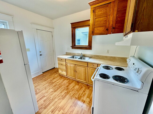 Building Photo - 4 Bedroom House Across from EMU! Available Fall 2026